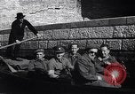 Immagine di Soldati britannici in gondole sul Canal Grande a Venezia Venezia Italia, 1945, secondo 9 filmato di repertorio 65675036696