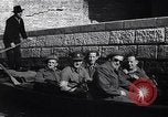 Immagine di Soldati britannici in gondole sul Canal Grande a Venezia Venezia Italia, 1945, secondo 10 filmato di repertorio 65675036696