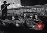 Immagine di Soldati britannici in gondole sul Canal Grande a Venezia Venezia Italia, 1945, secondo 11 filmato di repertorio 65675036696