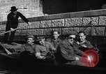 Immagine di Soldati britannici in gondole sul Canal Grande a Venezia Venezia Italia, 1945, secondo 12 filmato di repertorio 65675036696