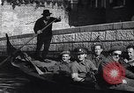 Immagine di Soldati britannici in gondole sul Canal Grande a Venezia Venezia Italia, 1945, secondo 14 filmato di repertorio 65675036696