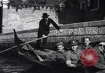 Immagine di Soldati britannici in gondole sul Canal Grande a Venezia Venezia Italia, 1945, secondo 15 filmato di repertorio 65675036696