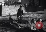 Immagine di Soldati britannici in gondole sul Canal Grande a Venezia Venezia Italia, 1945, secondo 16 filmato di repertorio 65675036696