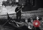 Immagine di Soldati britannici in gondole sul Canal Grande a Venezia Venezia Italia, 1945, secondo 17 filmato di repertorio 65675036696