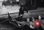 Immagine di Soldati britannici in gondole sul Canal Grande a Venezia Venezia Italia, 1945, secondo 18 filmato di repertorio 65675036696