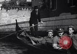 Immagine di Soldati britannici in gondole sul Canal Grande a Venezia Venezia Italia, 1945, secondo 19 filmato di repertorio 65675036696