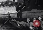 Immagine di Soldati britannici in gondole sul Canal Grande a Venezia Venezia Italia, 1945, secondo 20 filmato di repertorio 65675036696