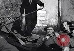 Immagine di Soldati britannici in gondole sul Canal Grande a Venezia Venezia Italia, 1945, secondo 28 filmato di repertorio 65675036696