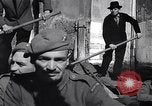 Immagine di Soldati britannici in gondole sul Canal Grande a Venezia Venezia Italia, 1945, secondo 32 filmato di repertorio 65675036696