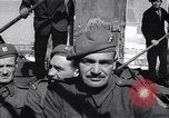 Immagine di Soldati britannici in gondole sul Canal Grande a Venezia Venezia Italia, 1945, secondo 33 filmato di repertorio 65675036696