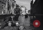 Immagine di Soldati britannici in gondole sul Canal Grande a Venezia Venezia Italia, 1945, secondo 34 filmato di repertorio 65675036696
