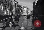 Immagine di Soldati britannici in gondole sul Canal Grande a Venezia Venezia Italia, 1945, secondo 35 filmato di repertorio 65675036696