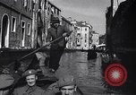 Immagine di Soldati britannici in gondole sul Canal Grande a Venezia Venezia Italia, 1945, secondo 36 filmato di repertorio 65675036696