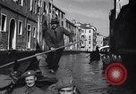 Immagine di Soldati britannici in gondole sul Canal Grande a Venezia Venezia Italia, 1945, secondo 37 filmato di repertorio 65675036696