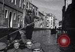 Immagine di Soldati britannici in gondole sul Canal Grande a Venezia Venezia Italia, 1945, secondo 38 filmato di repertorio 65675036696