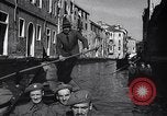 Immagine di Soldati britannici in gondole sul Canal Grande a Venezia Venezia Italia, 1945, secondo 39 filmato di repertorio 65675036696