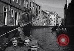 Immagine di Soldati britannici in gondole sul Canal Grande a Venezia Venezia Italia, 1945, secondo 40 filmato di repertorio 65675036696