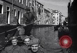 Immagine di Soldati britannici in gondole sul Canal Grande a Venezia Venezia Italia, 1945, secondo 41 filmato di repertorio 65675036696