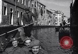 Immagine di Soldati britannici in gondole sul Canal Grande a Venezia Venezia Italia, 1945, secondo 42 filmato di repertorio 65675036696