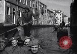 Immagine di Soldati britannici in gondole sul Canal Grande a Venezia Venezia Italia, 1945, secondo 43 filmato di repertorio 65675036696