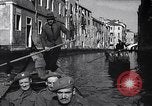Immagine di Soldati britannici in gondole sul Canal Grande a Venezia Venezia Italia, 1945, secondo 44 filmato di repertorio 65675036696