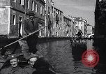 Immagine di Soldati britannici in gondole sul Canal Grande a Venezia Venezia Italia, 1945, secondo 45 filmato di repertorio 65675036696