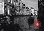 Immagine di Soldati britannici in gondole sul Canal Grande a Venezia Venezia Italia, 1945, secondo 46 filmato di repertorio 65675036696