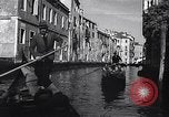 Immagine di Soldati britannici in gondole sul Canal Grande a Venezia Venezia Italia, 1945, secondo 47 filmato di repertorio 65675036696
