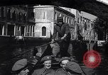 Immagine di Soldati britannici in gondole sul Canal Grande a Venezia Venezia Italia, 1945, secondo 48 filmato di repertorio 65675036696