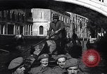 Immagine di Soldati britannici in gondole sul Canal Grande a Venezia Venezia Italia, 1945, secondo 50 filmato di repertorio 65675036696