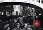 Immagine di Soldati britannici in gondole sul Canal Grande a Venezia Venezia Italia, 1945, secondo 51 filmato di repertorio 65675036696