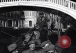 Immagine di Soldati britannici in gondole sul Canal Grande a Venezia Venezia Italia, 1945, secondo 52 filmato di repertorio 65675036696