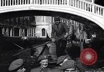 Immagine di Soldati britannici in gondole sul Canal Grande a Venezia Venezia Italia, 1945, secondo 53 filmato di repertorio 65675036696