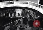 Immagine di Soldati britannici in gondole sul Canal Grande a Venezia Venezia Italia, 1945, secondo 54 filmato di repertorio 65675036696