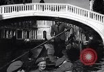 Immagine di Soldati britannici in gondole sul Canal Grande a Venezia Venezia Italia, 1945, secondo 55 filmato di repertorio 65675036696