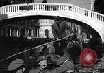 Immagine di Soldati britannici in gondole sul Canal Grande a Venezia Venezia Italia, 1945, secondo 56 filmato di repertorio 65675036696