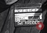 Immagine di Soldati britannici in gondole sul Canal Grande a Venezia Venezia Italia, 1945, secondo 57 filmato di repertorio 65675036696