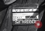Immagine di Soldati britannici in gondole sul Canal Grande a Venezia Venezia Italia, 1945, secondo 58 filmato di repertorio 65675036696
