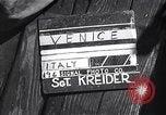 Immagine di Soldati britannici in gondole sul Canal Grande a Venezia Venezia Italia, 1945, secondo 59 filmato di repertorio 65675036696
