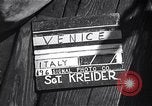 Immagine di Soldati britannici in gondole sul Canal Grande a Venezia Venezia Italia, 1945, secondo 60 filmato di repertorio 65675036696