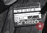 Immagine di Soldati britannici in gondole sul Canal Grande a Venezia Venezia Italia, 1945, secondo 62 filmato di repertorio 65675036696