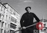 Image des soldats britanniques à visiter Venise Venise Italie, 1945, de la seconde 4 séquences d'archives historiques vidéo 65675036697
