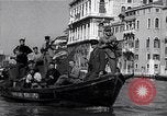 Image des soldats britanniques à visiter Venise Venise Italie, 1945, de la seconde 50 séquences d'archives historiques vidéo 65675036697