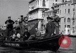 Image des soldats britanniques à visiter Venise Venise Italie, 1945, de la seconde 51 séquences d'archives historiques vidéo 65675036697