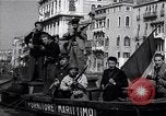 Image des soldats britanniques à visiter Venise Venise Italie, 1945, de la seconde 54 séquences d'archives historiques vidéo 65675036697