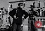 Image des soldats britanniques à visiter Venise Venise Italie, 1945, de la seconde 58 séquences d'archives historiques vidéo 65675036697