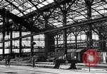 Image endommagé railroad station Munich Allemagne, 1945, de la seconde 15 séquences d'archives historiques vidéo 65675036699