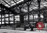 Image endommagé railroad station Munich Allemagne, 1945, de la seconde 17 séquences d'archives historiques vidéo 65675036699