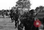 Image les troupes allemandes mars Ivrea Italie, 1945, de la seconde 57 séquences d'archives historiques vidéo 65675036703