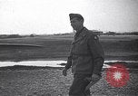 Image Général Mark Clark Milan Italie, 1945, de la seconde 11 séquences d'archives historiques vidéo 65675036705